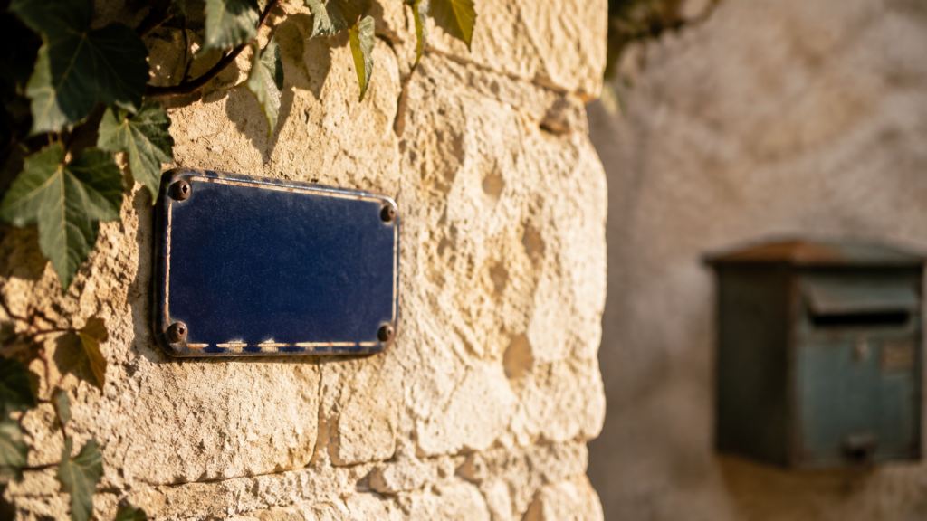 Plaque de numéro de rue sur un mur de maison ancienne, série sur la numérologie de l'habitat